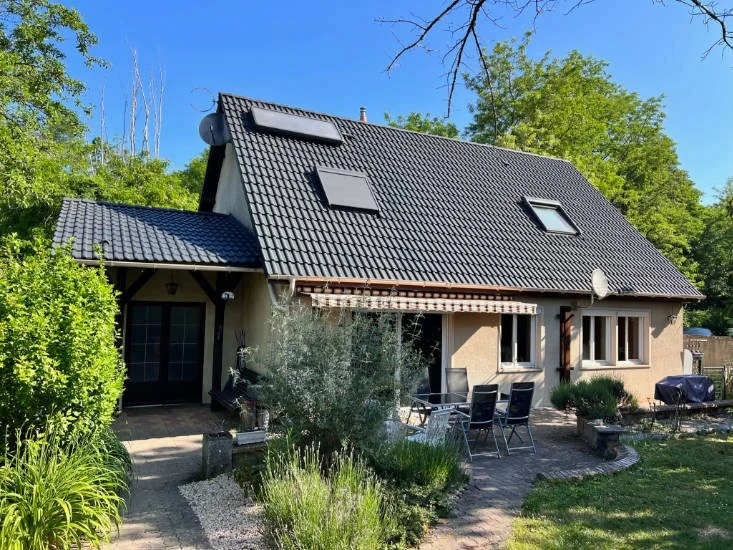 Pavillon avec toiture neuve et rénovée